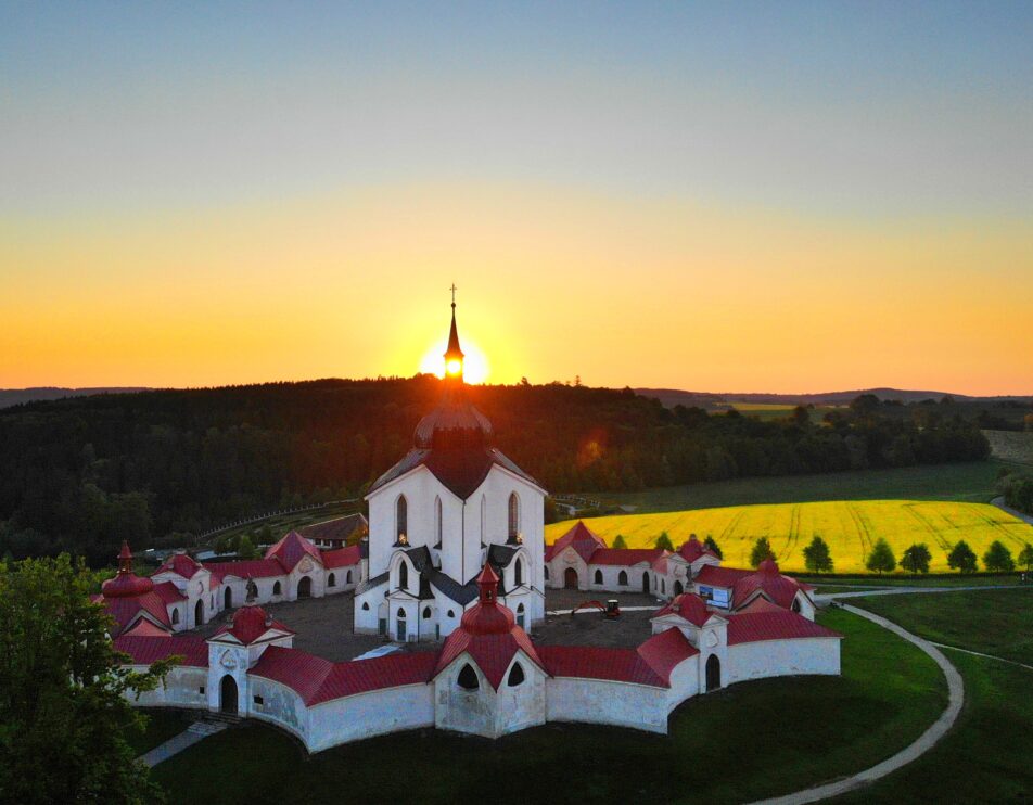 Poutní kostel sv. Jana Nepomuckého na Zelené hoře při východu slunce, foto Michal Mašek