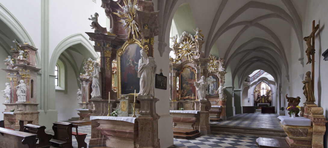 Bazilika Nanebevzetí Panny Marie a sv. Mikuláše - pohled z boční lodi