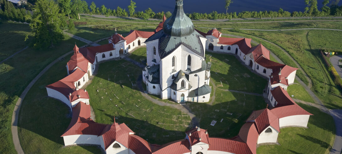 Poutní kostel sv. Jana Nepomuckého na Zelené hoře - letecký snímek
