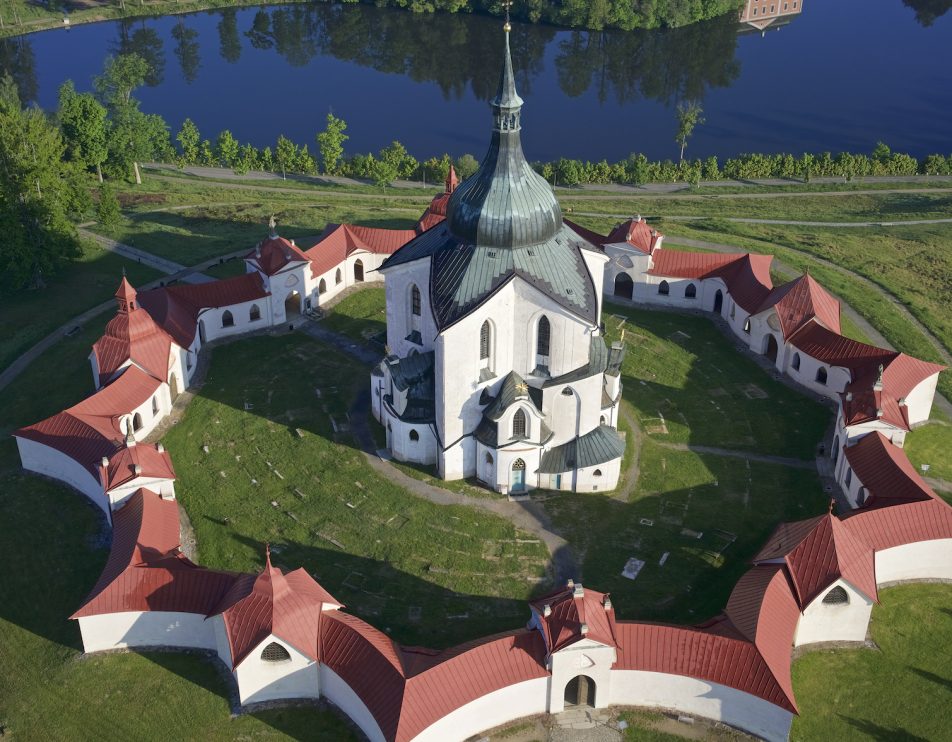 Poutní kostel sv. Jana Nepomuckého na Zelené hoře - letecký snímek
