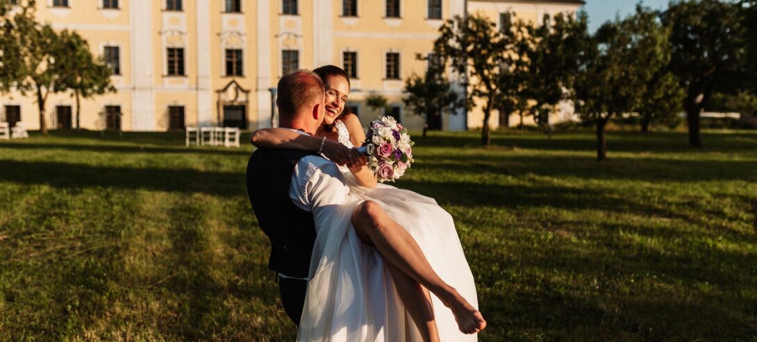 Svatba na zámku - fotografování v jabloňovém sadu