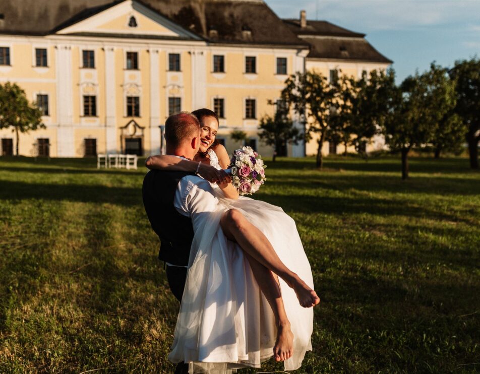 Svatba na zámku - fotografování v jabloňovém sadu