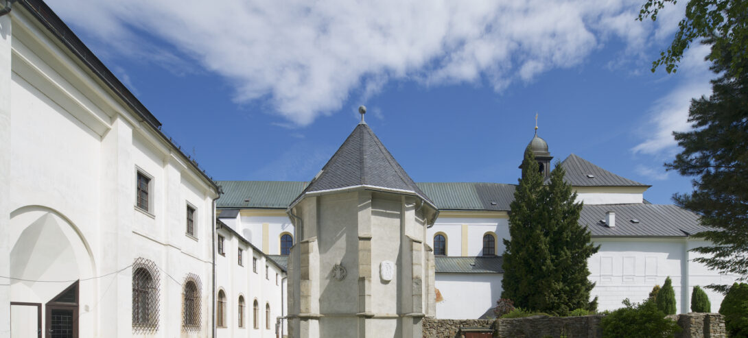 Rajský dvůr a Studniční kaple - pohled ze soukromých zahrad